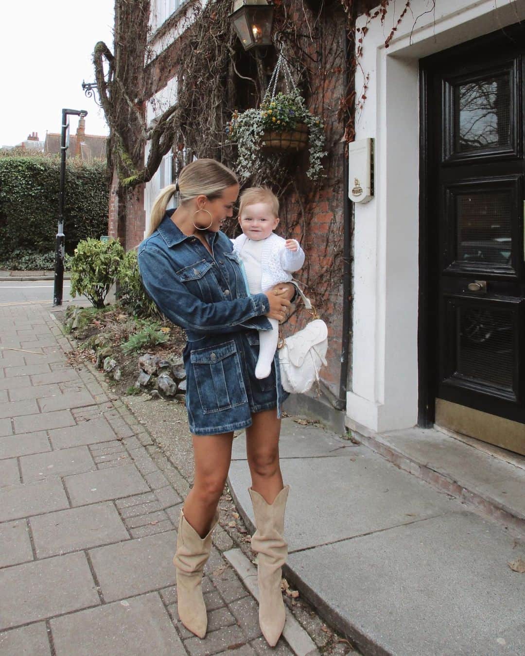 ロッティー・トムリンソンのインスタグラム：「first mamas day🤍」