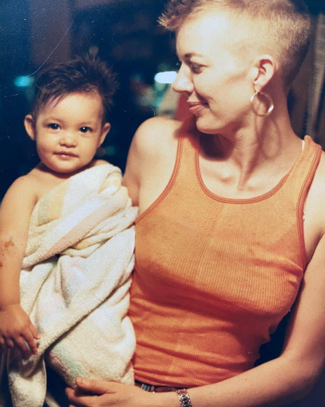 ナオミ・シマダのインスタグラム：「happy mama’s day to all the divine creators out there bringing life to earth in all kinds of formations, thank you for all that you’ve done and continue to do. only hoping you all receive as much love as i know you’ve given out. here is one of my fav pix of my OG kool mama and me looking like a lil punky dumpling back in Japan, love you mommy in all our many iterations, through the good, bad and the ugly, we made it and it really is all love 🧡」
