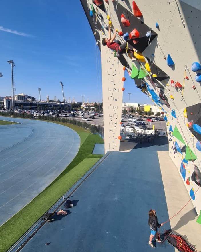 ドメン・スコフィッチのインスタグラム：「Change of scenery for the weekend 😎  two great lead sessions with @paolo_sterni at @plusclimbing 👊💪 . 📸 @lukafonda  . @redbull #givesyouwings @redbullsi @climbholds @postanivojak」