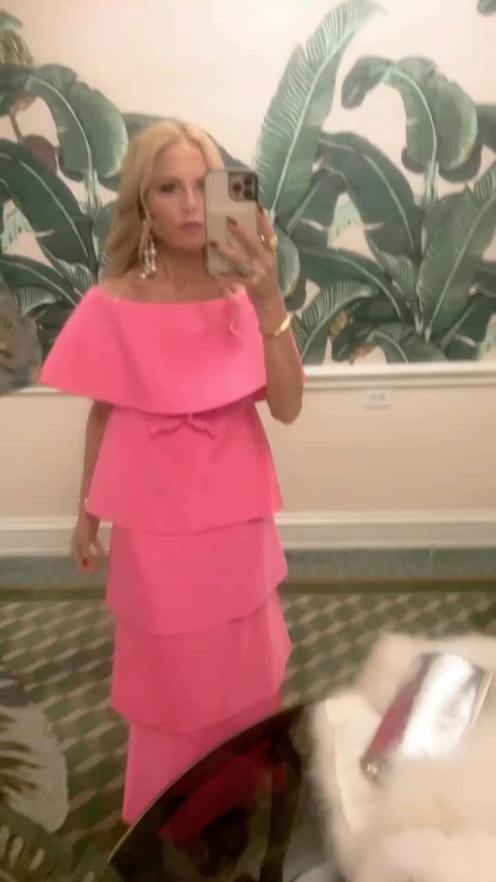 のインスタグラム：「Thank you @jamietisch @officialquinne @wcrf for another unforgettable evening coming together for such an important cause. I wore pink to stand with the countless women fighting a seemingly endless fight against breast cancer. As I openly share my mother and sister are survivors and a few of the lucky ones to win their fight but I have countless friends living their cancer battles daily and it has to stop. Thank you to @bcrfcure @wcrfcure for your dedication to women’s cancer research so we can end this plague with earlier prevention, detection and treatment. @sharonstone I am in awe of you and your ability to speak without fear and how you use the power of your voice with such strength and conviction. What a night it was and I am so honored to be a part of it. #breastcancer #research 🌸💞🙏🏻」