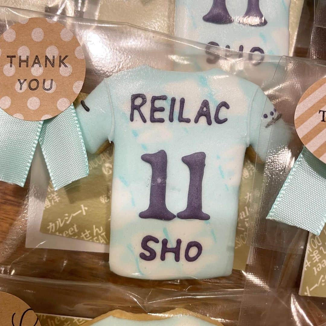 松本翔さんのインスタグラム写真 - (松本翔Instagram)「#icingcookie 👕  今回ご縁があって、素敵なものを作っていただきました！細かなユニホーム模様やデザイン、水色の色味も綺麗に書かれていて、時間と労力と繊細に感動.....本当にありがとうございました！  『 レイラックユニホームアイシングクッキー No.11 ver. 』 @natsumi_kouga   昨日のホーム開幕戦を含め、日頃より試合運営や設営してくださってるスタッフやボランティアの方々、ファン・サポーターの皆さんへ感謝の意味を込めて届けました。  ちょっとした形や繋がりから広がる縁やきっかけを忘れず大事に積み重ねて次に繋げます。  #レイラック滋賀#11#滋賀#shiga #JFL#サッカー選手#こども園 #アイシングクッキー#手作りクッキー」3月20日 6時51分 - matsumotosho444