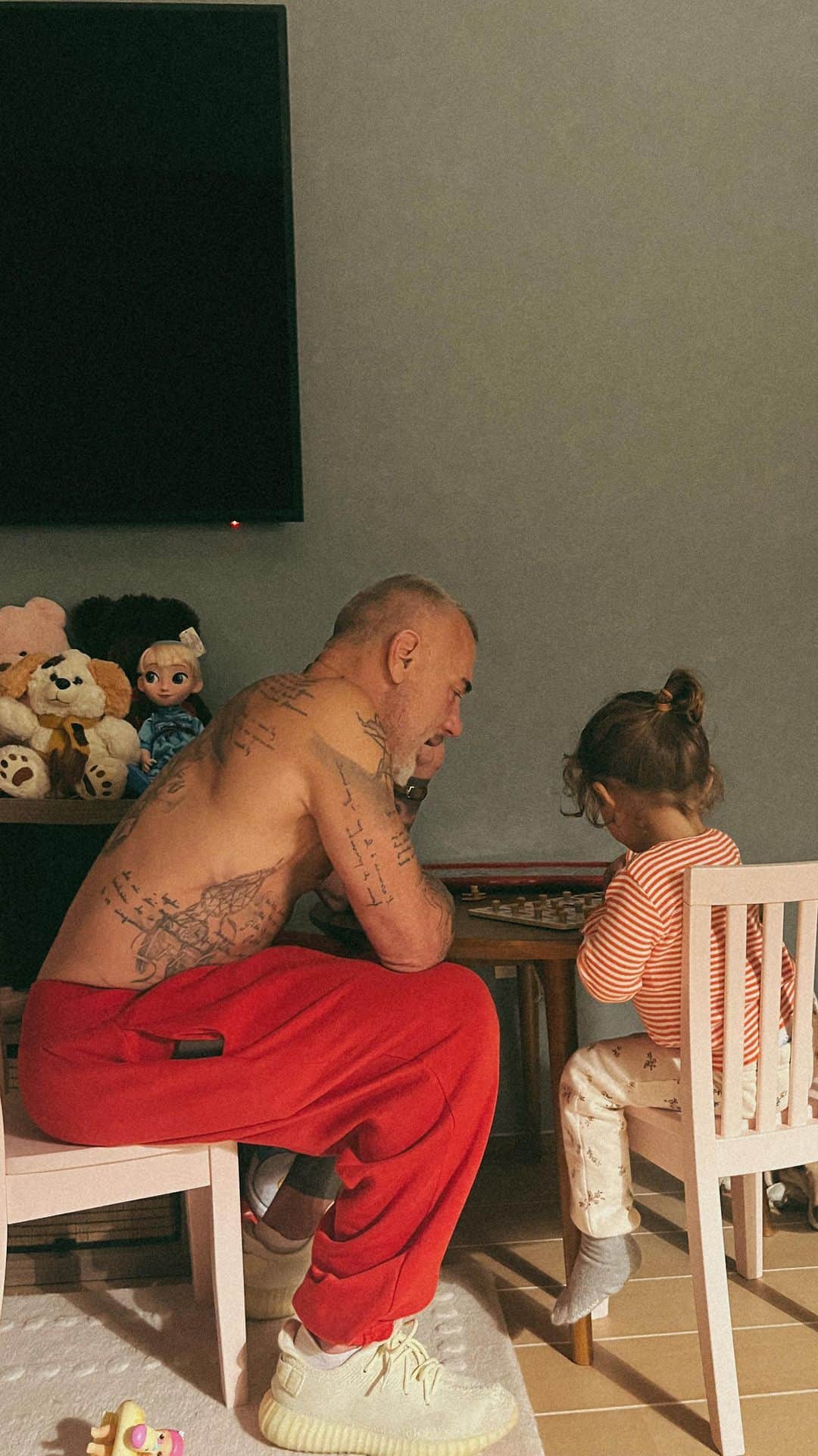 ジャンルカ・バッキのインスタグラム：「Today is Father’s Day in Italy and I never want to miss the opportunity to tell you what an amazing father you are. You leave me in awe every single day.   My love, seeing you with Blu, is the greatest joy. Her laughs, giggles and how her eyes light up when you enter the room says everything about you two.   I am so proud of you, and I also know that when Blu grows up, she will be so proud of you too ♥️ thank you for being the best partner and father.  We love you so very much ♥️ ———-  Hoy es el Día del Padre en Italia y nunca quiero perder la oportunidad de decirte lo increíble que eres como padre. Me sorprendes cada día.   Mi amor, verte con Blu, es la alegría más grande. Sus risas, bailes y cómo sus ojos se iluminan cuando entras en la habitación dice todo sobre ustedes dos.  Estoy muy orgulloso de ti, y también sé que cuando Blu crezca, ella también estará muy orgullosa de ti ♥️ gracias por ser el mejor compañero y padre. @gianlucavacchi   Te amamos tanto ♥️」