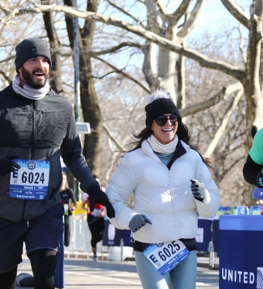 アンディ・ドーフマンのインスタグラム：「And that’s a personal best on my first 1/2 marathon 😝 Honestly, despite two hours and four minutes running in the freezing cold temps and headwinds (specifically on the hills,) it was a great NYC morning made even better by all the New Yorkers cheering and by @robertomandje running with us just like the old days ( plus @blaineh86 ) 💕 🏃🏻‍♀️」