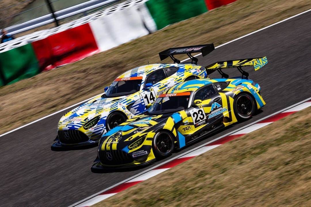 中山友貴のインスタグラム：「. スーパー耐久開幕戦は2位🚘 終盤に元嶋選手の追い上げで優勝が目の前まで見えてきたかと思ったまさにその時、アクシデントによりレース中断。 そのままレース終了でした。 不完全燃焼感は次戦以降に持ち越します😜😎 今年もこのメンバーで　レースが出来て本当に最高です！ 24時間レースはスキップして、次は7月のSUGOです🚘 #supertaikyu #amg #race #松永建設 #まつけんチャンネル #TKRI #全開レーシング #TK #ライバル」