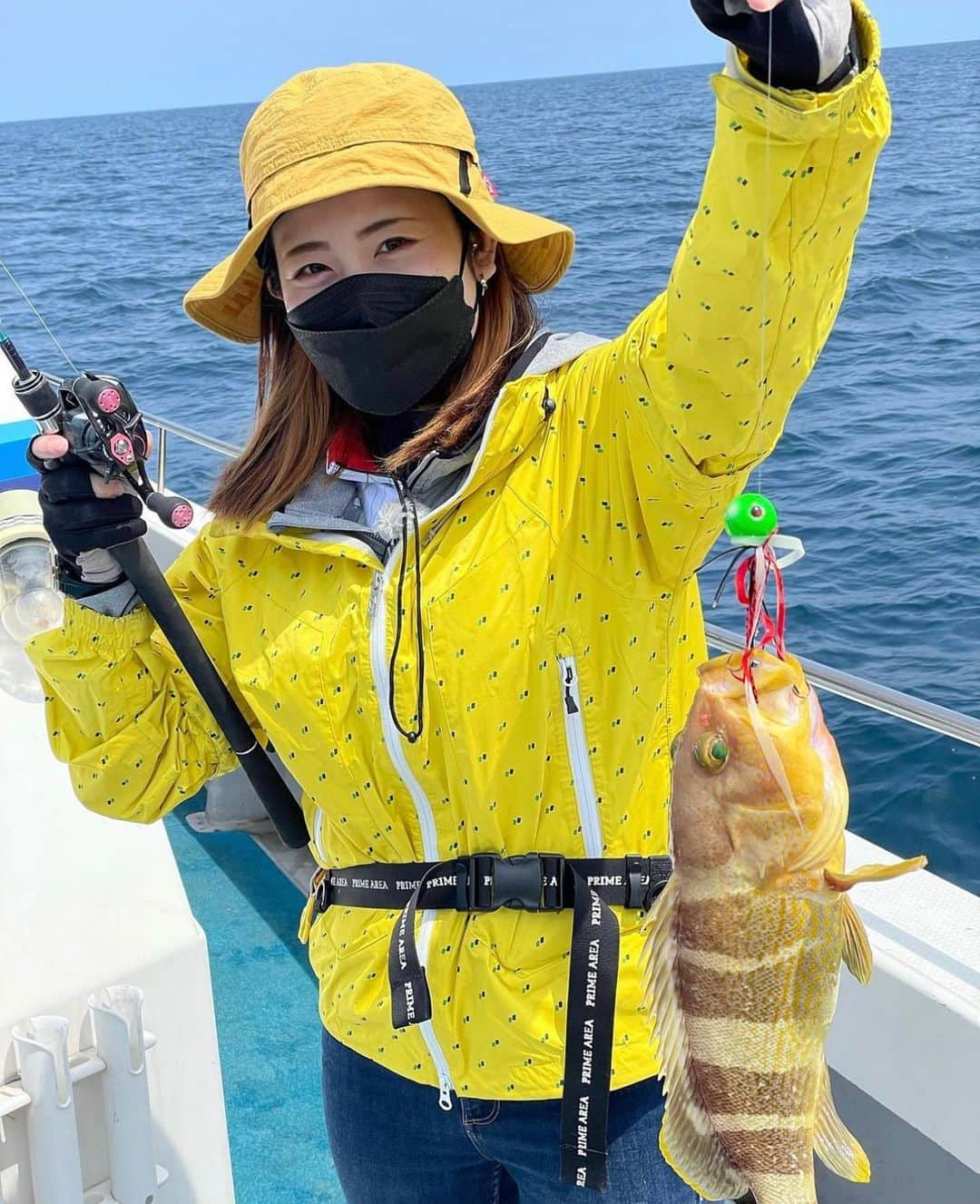 久米知里さんのインスタグラム写真 - (久米知里Instagram)「. いつの日かのタイラバ〜🐟 ⁡ 髪が短いから1年弱くらい前かな😗😗 ⁡ 根魚っておいしいよねぇ〜 ⁡ 日頃お魚のお刺身あんまり食べないんですけど 自分たちで釣ったお魚は持って帰って食べます〜笑 ⁡ はやくぽかぽか時期のロケ始まらんかなあ〜🎣☀️ ⁡ ここ数年釣りロケで紫外線受けることが多くて 最近皮膚科でケアを始めたのですが←遅 これからまた日焼け対策頑張らなきゃ〜 ⁡ 紫外線は敵！ だけど寒い時の釣りより あったかい時の釣りの方が好き〜笑 ⁡ 今の時期って何釣りがメインなんだろ？ ⁡ 誰か教えてえらいひとー👩‍🏫 ⁡ それではまたの更新で ⁡ ばっばーい！ ⁡ アンチ紫外線くめまる🐟 ⁡ #城島健司#小林一史#久米知里#くめちさと#城島健司のJ的な釣りテレビ#アシスタント#RKB毎日放送#釣りガール#釣り#福岡#タレント#釣り女子ですっ#釣果グラム#元アイドル#タイラバ#上五島#アオナ#キジハタ#アコウ#船釣り#talent#fishing#girl#idol#followme」3月20日 7時14分 - chisatokume_12