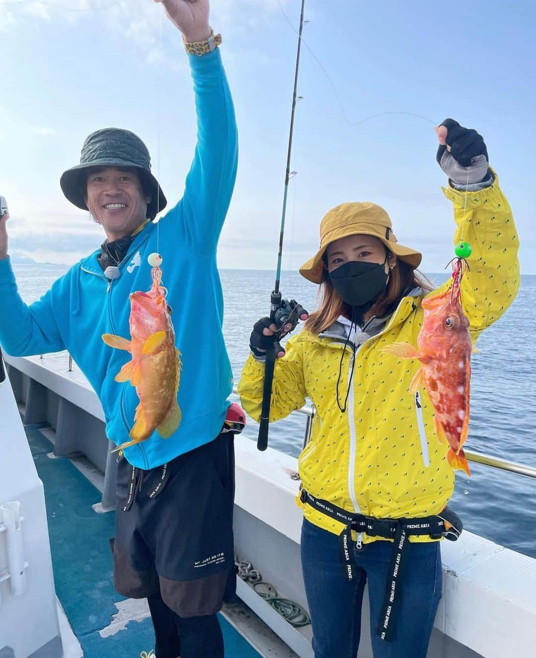 久米知里のインスタグラム：「. いつの日かのタイラバ〜🐟 ⁡ 髪が短いから1年弱くらい前かな😗😗 ⁡ 根魚っておいしいよねぇ〜 ⁡ 日頃お魚のお刺身あんまり食べないんですけど 自分たちで釣ったお魚は持って帰って食べます〜笑 ⁡ はやくぽかぽか時期のロケ始まらんかなあ〜🎣☀️ ⁡ ここ数年釣りロケで紫外線受けることが多くて 最近皮膚科でケアを始めたのですが←遅 これからまた日焼け対策頑張らなきゃ〜 ⁡ 紫外線は敵！ だけど寒い時の釣りより あったかい時の釣りの方が好き〜笑 ⁡ 今の時期って何釣りがメインなんだろ？ ⁡ 誰か教えてえらいひとー👩‍🏫 ⁡ それではまたの更新で ⁡ ばっばーい！ ⁡ アンチ紫外線くめまる🐟 ⁡ #城島健司#小林一史#久米知里#くめちさと#城島健司のJ的な釣りテレビ#アシスタント#RKB毎日放送#釣りガール#釣り#福岡#タレント#釣り女子ですっ#釣果グラム#元アイドル#タイラバ#上五島#アオナ#キジハタ#アコウ#船釣り#talent#fishing#girl#idol#followme」