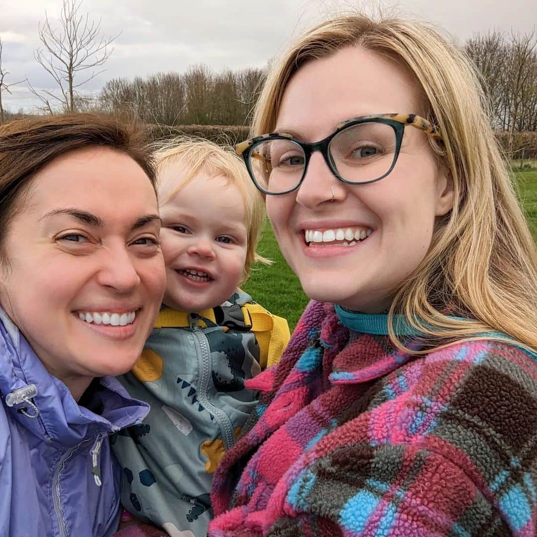 Rose Dixさんのインスタグラム写真 - (Rose DixInstagram)「Happy Mother's Day! 🥰 I love his chocolate faces, shoulder rides and our rainy day walks @roxetera! I also love when you allow the boy to splash in puddles without appropriate footwear. You're only young and Danish once 🥰」3月20日 7時22分 - roseellendix