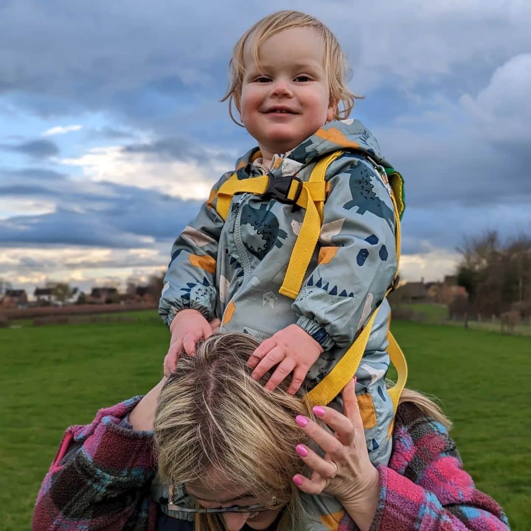 Rose Dixさんのインスタグラム写真 - (Rose DixInstagram)「Happy Mother's Day! 🥰 I love his chocolate faces, shoulder rides and our rainy day walks @roxetera! I also love when you allow the boy to splash in puddles without appropriate footwear. You're only young and Danish once 🥰」3月20日 7時22分 - roseellendix