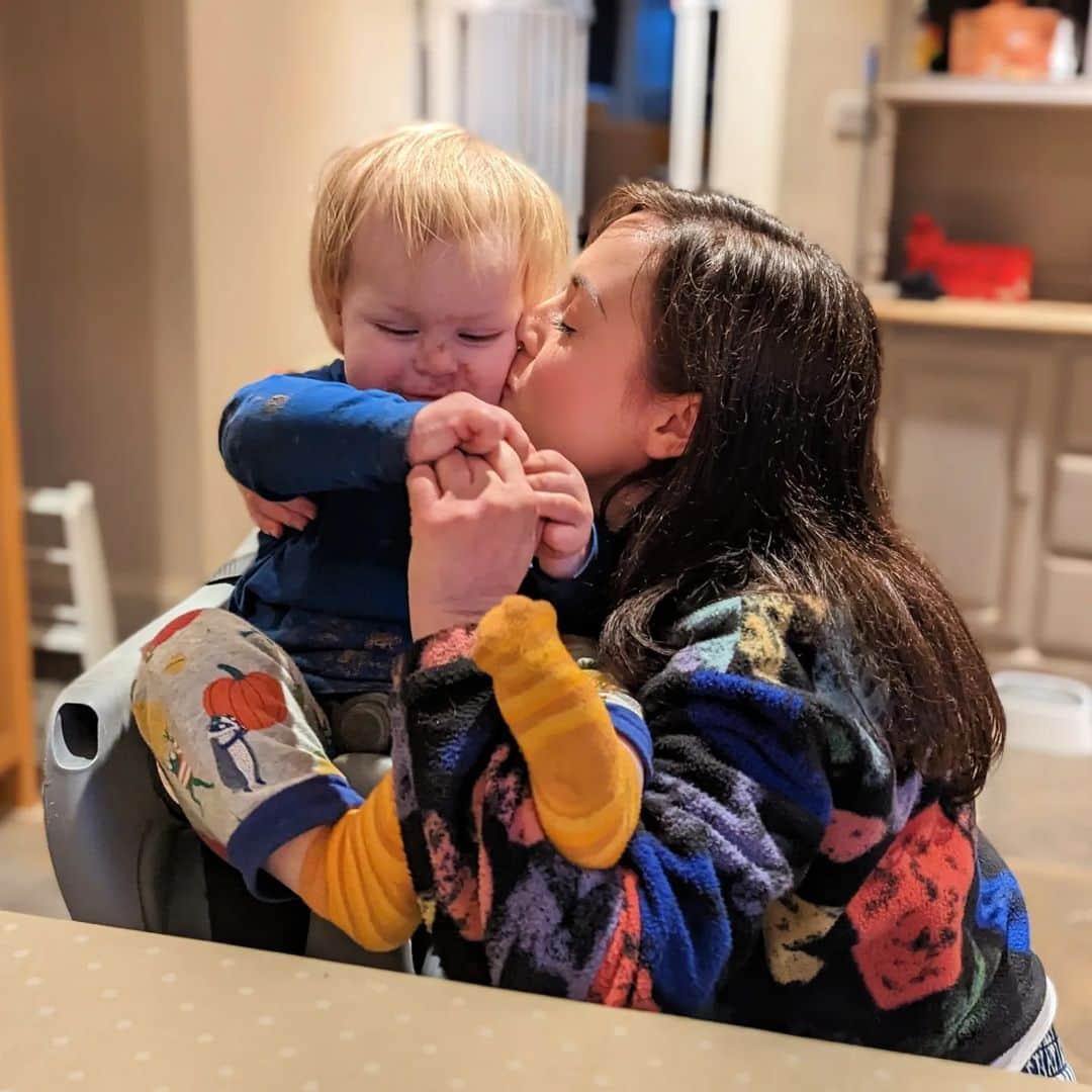 Rose Dixのインスタグラム：「Happy Mother's Day! 🥰 I love his chocolate faces, shoulder rides and our rainy day walks @roxetera! I also love when you allow the boy to splash in puddles without appropriate footwear. You're only young and Danish once 🥰」
