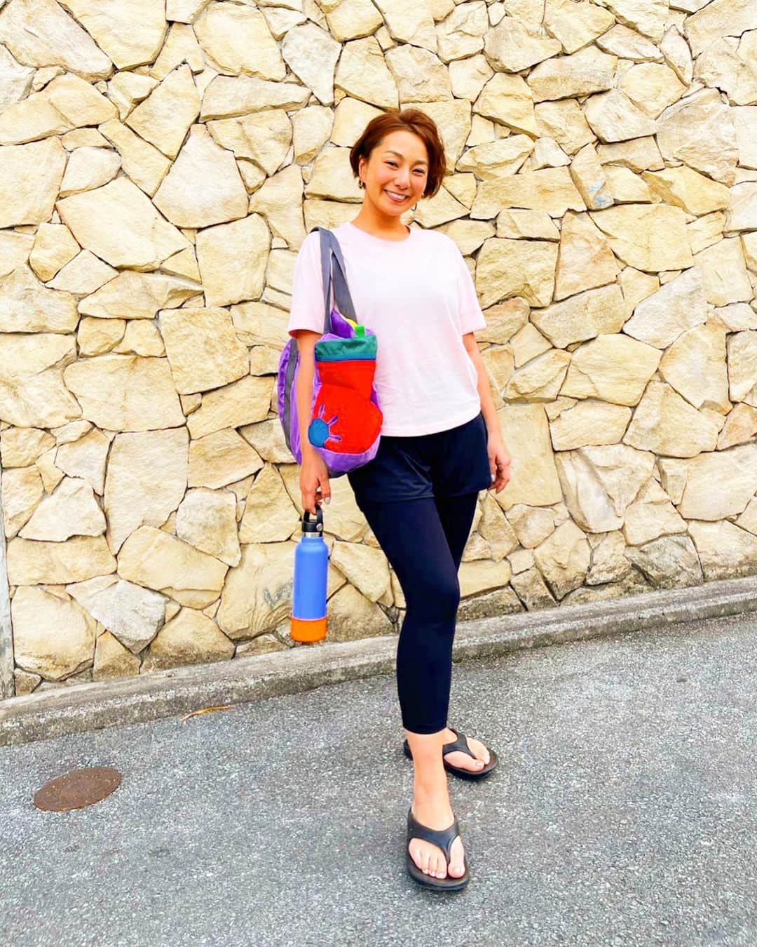 のインスタグラム：「Tシャツ @cieleathletics  バッグ @cotopaxi_jp  サンダル @oofos.jp  ピアス @raffia_kobe  水筒 @hydroflask.jp」