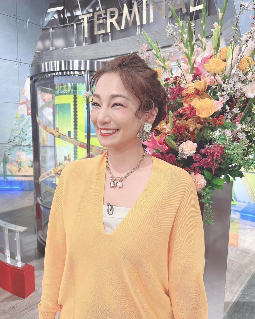 三船美佳さんのインスタグラム写真 - (三船美佳Instagram)「3/11  旅サラダ  ニット＆スカート #レスピーギ @respighi.respighi イヤリング&ブレスレット @huihuihui1979 ネックレス #jmunderground @jyandjm_ 靴 #re @re_shinsaibasiopa  #stylistmaeda」3月20日 7時31分 - mikamifune_official