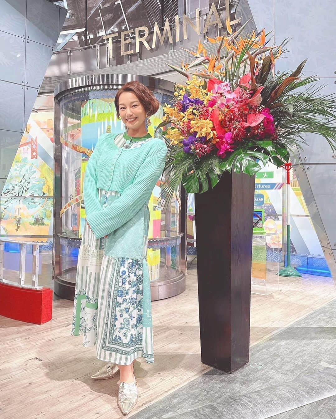 三船美佳さんのインスタグラム写真 - (三船美佳Instagram)「3/18  旅サラダ  スタジオのお花は いつも ゲストさんをイメージして 生花で作られてるんです💐  それを今回は 私が大好きなお花を ふんだんに使ってくださって🥹  感動しました✨ サササンの愛💓  ありがとうございます😊 #極楽鳥花 花言葉「輝かしい未来」「万能」 #アンスリウム 花言葉 ピンク「飾らない美しさ」  赤 「情熱」「印象深い」 #モンステラ  ハワイでは、モンステラの葉が 「希望の光を導く」といわれているそう🌿  ワンピース @slovnenya ニット @coqule イヤリング @huihuihui1979 靴 @malingshoes  #stylistmaeda」3月20日 7時33分 - mikamifune_official