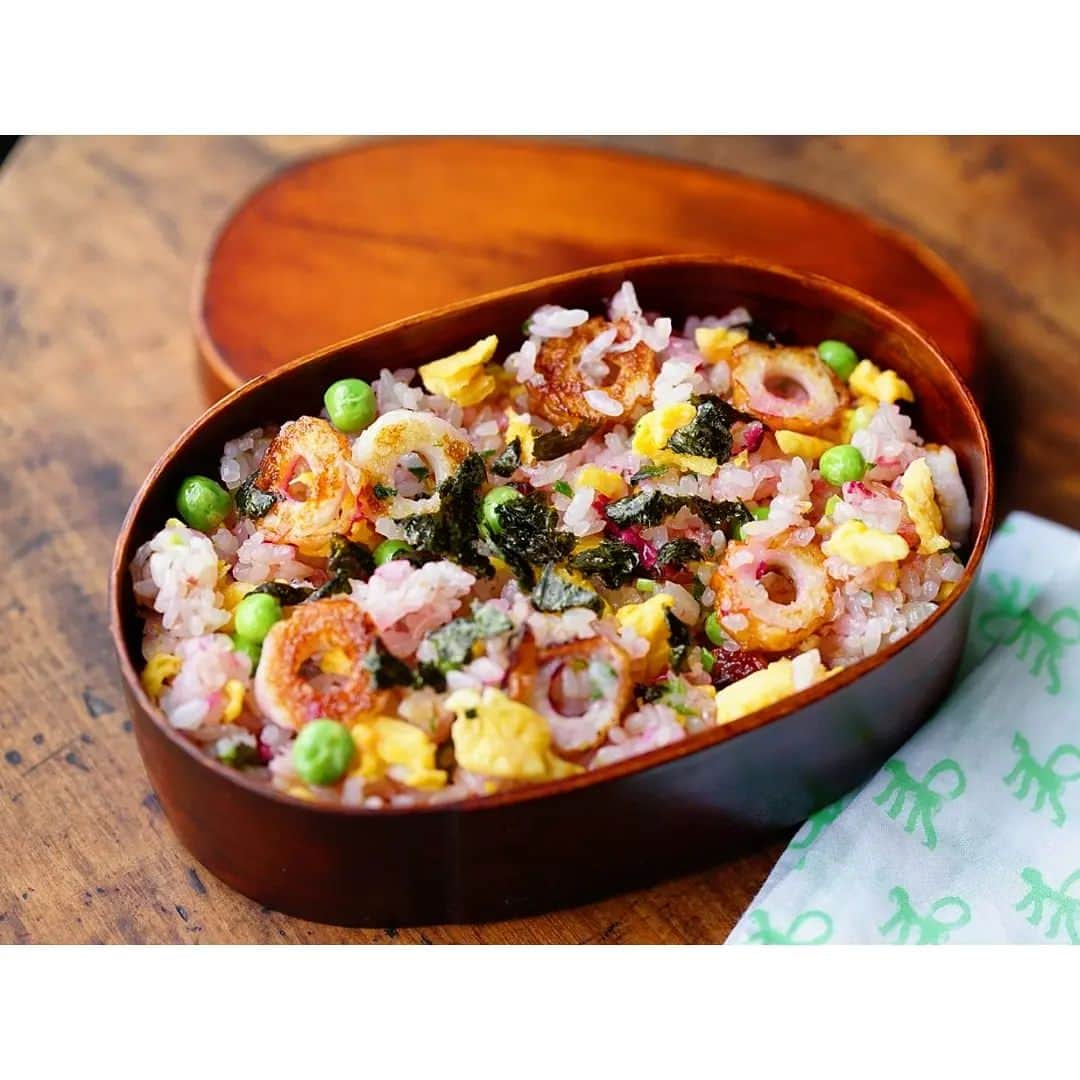 まる子のインスタグラム：「#おべんとう  しば漬け炒飯 冷蔵庫の残り物を、 しば漬けが上手くまとめてくれる、 お気に入り炒飯☺︎ 鰹節をもりもり入れるのも◎  しば漬けはニシダやさんのもの☺︎  @kyo_tsukemono.nishidaya  頑張ろう１週間☺︎  #曲げわっぱ弁当#曲げわっぱ#弁当#お弁当#わっぱ弁当#クロワッサンお弁当部#クロワッサン普段弁当#nisnap#pr#朝時間#大人弁当#obento#lunchbox#地味弁#お弁当記録#お弁当日記#木屋#漬物」