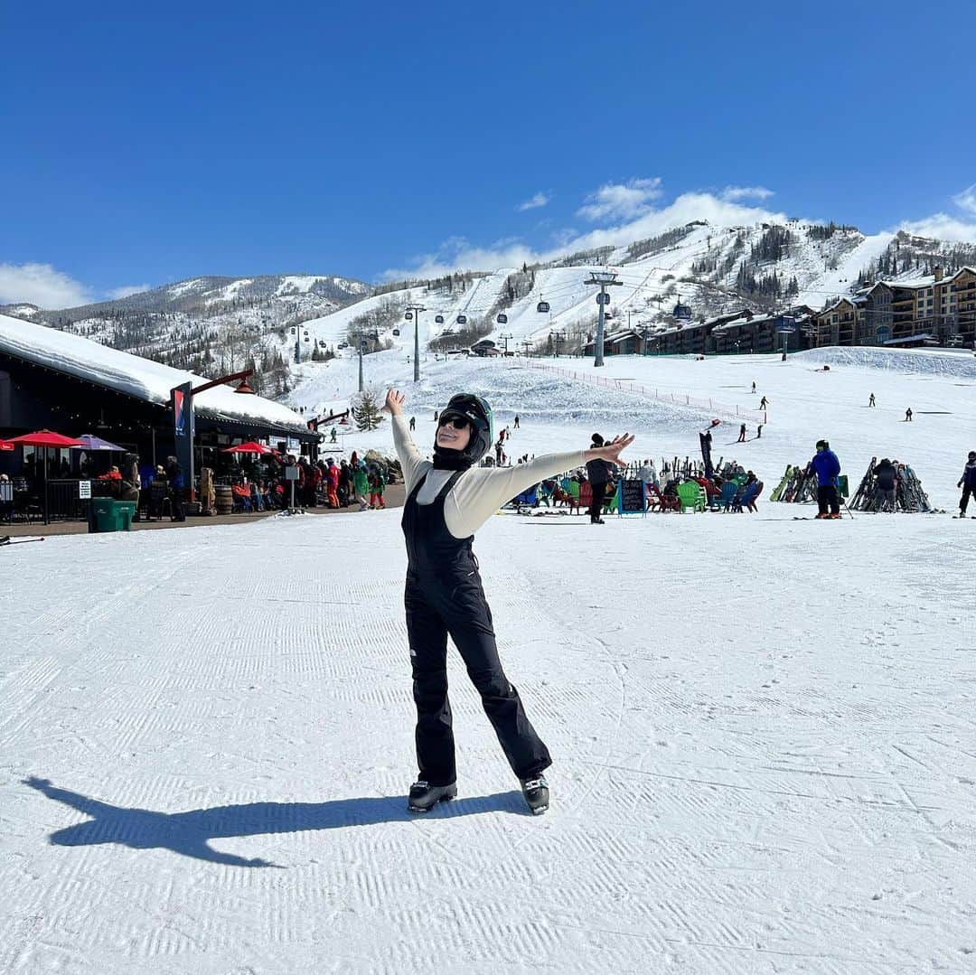 メリル・デイヴィスのインスタグラム：「A song of snow & sunscreen… ❄️🌞🧴🎿✨」