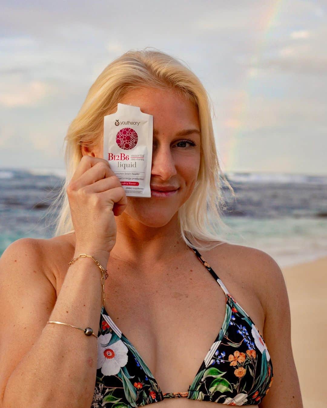 タティアナ・ウェストン・ウェブのインスタグラム：「what does b12b6 do exactly? + helps convert food into energy + supports formation of red blood cells + 1,000 mcg of B12 as methylcobalamin I don’t know about you, but for me, I always strive to find the “best version” of myself everyday I possibly can.  How about you?  💘😉 @youtheory #MadeForAllofYou」