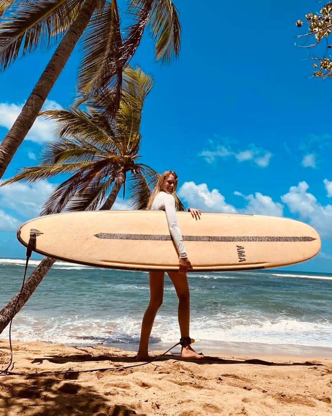 シグリッド・アグレンのインスタグラム：「Heavenly sunday spent in the ocean and on the most beautiful island, surrounded by my wonderful little family and my amazing friends. Gratitude is not even a strong enough word to describe what I feel for these simple yet magical moments. 🙏🏻❤️ Et gratitude infinie pour ma coach surf hihihi @khiet_trinh_tran 🥰」