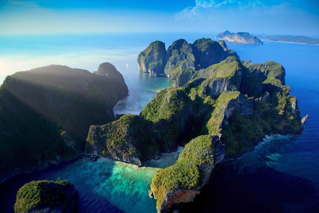 タイ国政府観光庁さんのインスタグラム写真 - (タイ国政府観光庁Instagram)「. タイのピピ諸島からおはようございます☀️ᐝ  世界中からダイバーが訪れる楽園「ピピ諸島」🏝ʚ♥ɞ  ヤシの木が生い茂り、珊瑚礁に囲まれたこのエリアは、美しいエメラルドグリーンの海が広がる神秘的なエリアです🐠💚  ピピ諸島が位置するのは、クラビ本土から見て南側約42kmの地点💨 ６つの島……ピピ・ドン、ピピ・レ、ピダ・ノーク、ピダ・ナイ、ユン、パイから成り、最大の島であるピピ・ドンが、このエリアの中心地となっています👍  人気の滞在プランは、プーケットからの日帰りシュノーケリングツアー🤿🤍 もちろん、宿泊施設のあるピピ・ドンを拠点に、のんびりバカンスを過ごすのもおすすめですよ🥰  美しい海に囲まれて癒されたいなら、アンダマン海に浮かぶ秘境・ピピ諸島へ足を運んでみませんか？🙌  今日も素敵な1日をお過ごしください💐  ★参考になった！と思ったら、あとで見返せるように、 画像右下にある保存ボタン🔖をタップ！  #タイ #クラビ #ピピ諸島 #プーケット #南の島 #タイリゾート #秘境 #今こそタイへ #こんなタイ知らなかった #もっと知りタイ #はじめてのタイ #タイ旅行 #クラビ旅行 #プーケット旅行 #旅好きな人と繋がりたい #旅行好きな人と繋がりたい #海外旅行 #thailand #krabitrip #krabitrip #mukophiphi #hiddengems #thailandhiddengems #gulfofthailand #thairesort #amazingthailand #thailandtravel #thailandtrip #thaistagram #lovethailand #amazingnewchapters」3月20日 8時01分 - amazingthailandjp