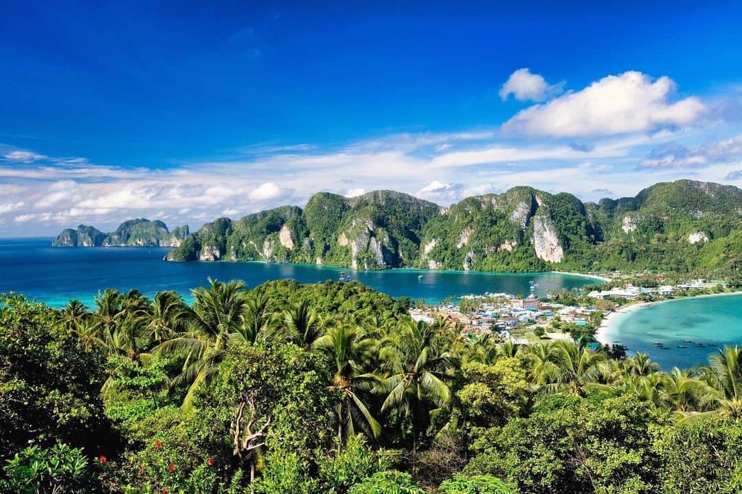タイ国政府観光庁さんのインスタグラム写真 - (タイ国政府観光庁Instagram)「. タイのピピ諸島からおはようございます☀️ᐝ  世界中からダイバーが訪れる楽園「ピピ諸島」🏝ʚ♥ɞ  ヤシの木が生い茂り、珊瑚礁に囲まれたこのエリアは、美しいエメラルドグリーンの海が広がる神秘的なエリアです🐠💚  ピピ諸島が位置するのは、クラビ本土から見て南側約42kmの地点💨 ６つの島……ピピ・ドン、ピピ・レ、ピダ・ノーク、ピダ・ナイ、ユン、パイから成り、最大の島であるピピ・ドンが、このエリアの中心地となっています👍  人気の滞在プランは、プーケットからの日帰りシュノーケリングツアー🤿🤍 もちろん、宿泊施設のあるピピ・ドンを拠点に、のんびりバカンスを過ごすのもおすすめですよ🥰  美しい海に囲まれて癒されたいなら、アンダマン海に浮かぶ秘境・ピピ諸島へ足を運んでみませんか？🙌  今日も素敵な1日をお過ごしください💐  ★参考になった！と思ったら、あとで見返せるように、 画像右下にある保存ボタン🔖をタップ！  #タイ #クラビ #ピピ諸島 #プーケット #南の島 #タイリゾート #秘境 #今こそタイへ #こんなタイ知らなかった #もっと知りタイ #はじめてのタイ #タイ旅行 #クラビ旅行 #プーケット旅行 #旅好きな人と繋がりたい #旅行好きな人と繋がりたい #海外旅行 #thailand #krabitrip #krabitrip #mukophiphi #hiddengems #thailandhiddengems #gulfofthailand #thairesort #amazingthailand #thailandtravel #thailandtrip #thaistagram #lovethailand #amazingnewchapters」3月20日 8時01分 - amazingthailandjp