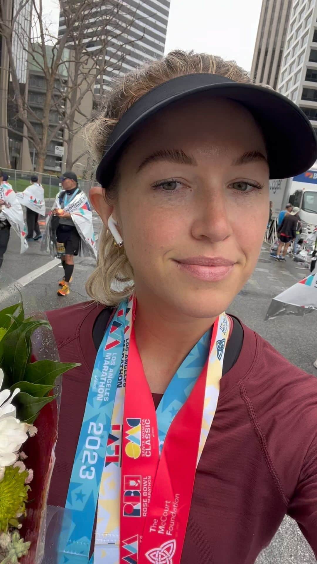ジャスティン・ターナーのインスタグラム：「Another 26.2 in the books. Gonna need a bigger trophy room. Proud of you @court_with_a_k   🏃🏼‍♀️🏅🌹🥰 @lamarathon  @jtfoundation10」