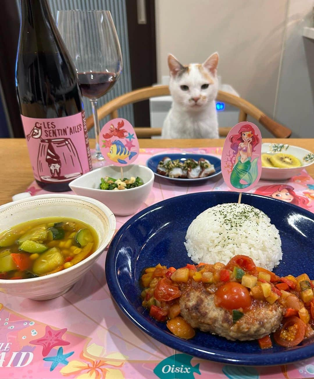 マルのインスタグラム：「🍽みんな大好きハンバーグ 冷凍食品に見えないよね₍^·͈༝·͈^ฅ  お味も美味しくて、カラフルな野菜達 🍷赤ワインと美味しかったみん  こちらは @oisix  オイシックス　の　#kitoisix  Kit oisixディズニーシリーズです 野菜はカット済みでハンバーグはレンジでチン、あとはお鍋で煮たり、盛り付けと とても楽ちんなのにちょっとの手間で 作った感は、ちゃんとあります😆 お子さまとも楽しく一緒に作りやすいと 思いますよ👍  主菜は 〈アリエル〉彩りソースハンバーグ 副菜は グリル野菜のカレー風味スープ  ♡*・・*♡*・・♡*・・*♡*・・♡*・・♡ oisixを頼んだことのない方は 1度限りの【おためしセット】があるので お得でおすすめですよ。 kit oisixも入ってるので まだ注文したことのない方で どんな感じかなって気になってる方は ぜひためしてみてね♡  詳しくは👇こちらから 注文、内容がわかりますよ プロフィールに貼ってるURL をタップ 又は本日のストーリーズからどうぞ  メニューほか　 ※菜の花のナッツ和え ※ タコと大葉のカルパッチョ風 ※キウイ🥝  ♡*・・*♡*・・♡*・・*♡*・・♡*・・♡  #Oisix #kitOisixプレミアムモニター #おうちディズニー  #食卓に笑顔の魔法を #tablefortomorrow  #アリエル #居酒屋マルちゃんへどうぞ　  #フーディーテーブル　#ワイン #おうちごはん　#おうち時間　#冷凍食品 #猫 #cat #夕食 #ふわもこ部 #ペコねこ部 #にゃんすたぐらむ #猫との暮らし #food #instacat_meow #三毛猫 #献立」