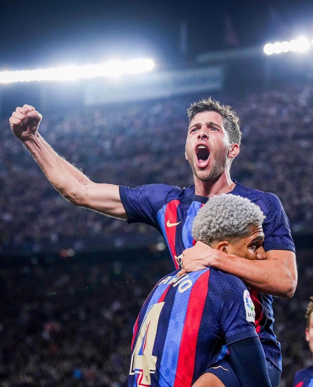 セルジ・ロベルトのインスタグラム：「Vamooooooos!! Great night ❤️💙」