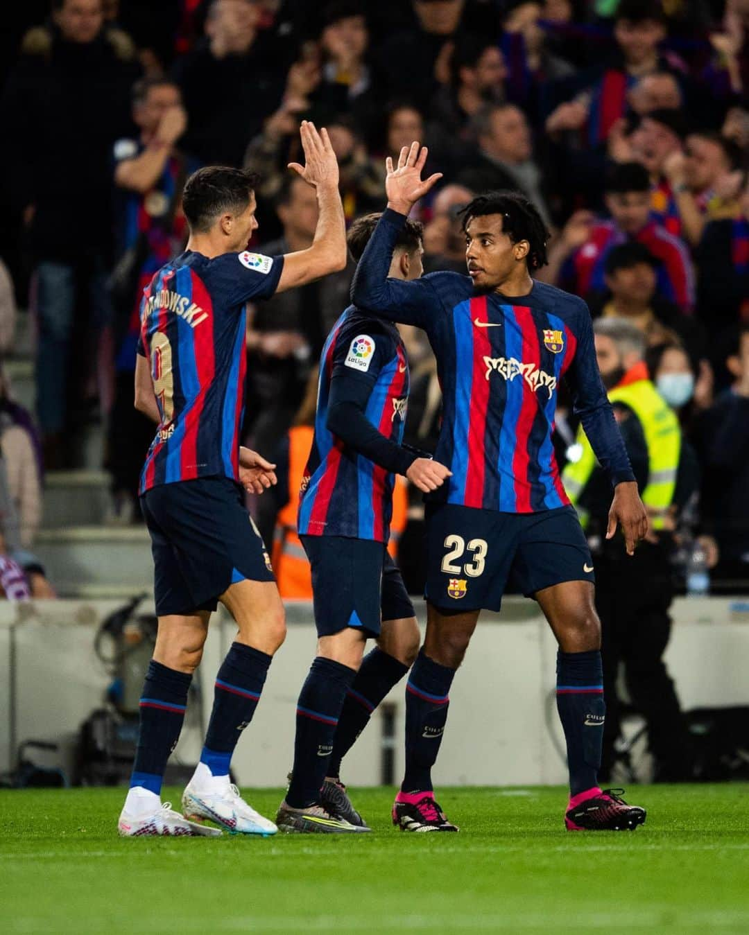 ロベルト・レヴァンドフスキさんのインスタグラム写真 - (ロベルト・レヴァンドフスキInstagram)「What a night!  What a team! Visca el Barça! 🔵🔴 @fcbarcelona  #elclasico  #laliga」3月20日 8時42分 - _rl9