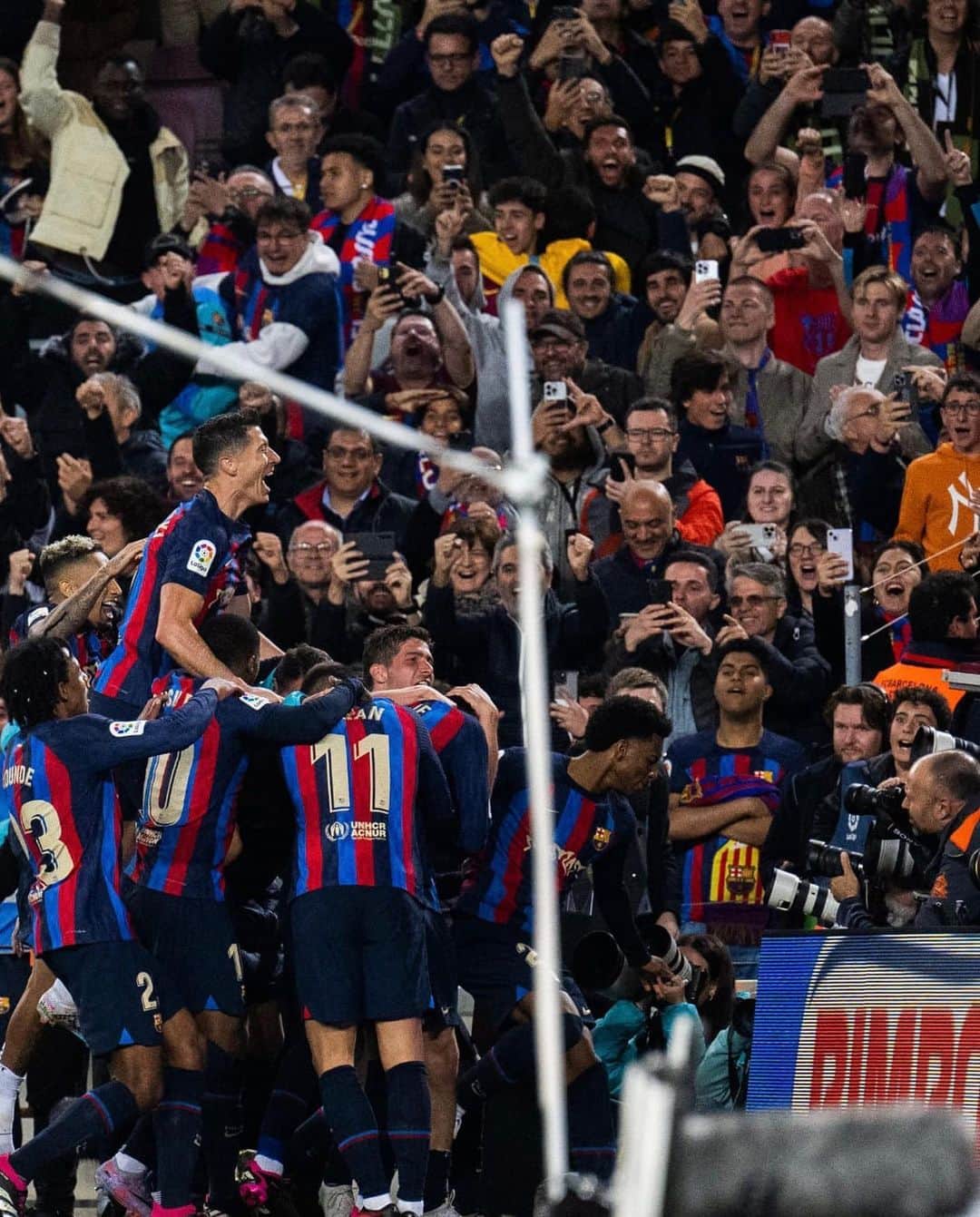 ロベルト・レヴァンドフスキさんのインスタグラム写真 - (ロベルト・レヴァンドフスキInstagram)「What a night!  What a team! Visca el Barça! 🔵🔴 @fcbarcelona  #elclasico  #laliga」3月20日 8時42分 - _rl9