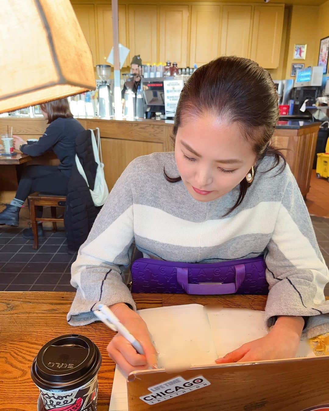 渋佐和佳奈のインスタグラム：「今日はカフェでお勉強DAY…✏️ これからこういう時間、増やしていきたいな📔  ちなみにパソコンに貼ってあるCubsのステッカーは、 観戦に行った試合で鈴木誠也選手がホームランを打って大喜びしていたら、まさか球場のモニターとテレビ(たまたまこの日ESPNで全米中継の日だった😳)に映って頂いたもの⚾️記念の品！！  #アメリカ #アメリカ在住 #アメリカ暮らし #シカゴ在住 #シカゴ #シカゴ生活 #シカゴ暮らし  #usa🇺🇸 #Chicago #chicagogram  #アナウンサー  #リポーター #シカゴ在住アナウンサー #announcer #reporter #wakanashibusa」