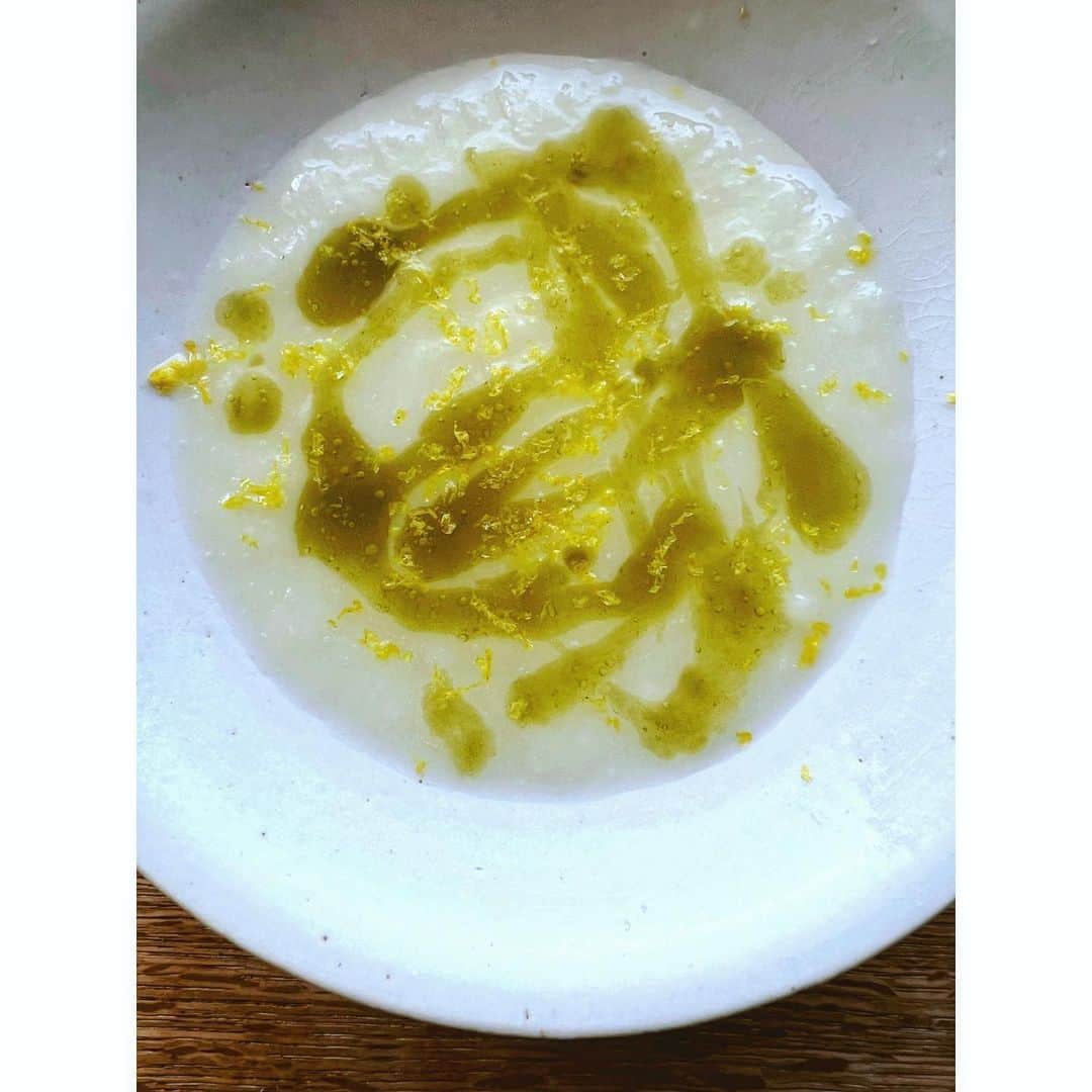 冷水 希三子さんのインスタグラム写真 - (冷水 希三子Instagram)「版画家の方の線や奥行き、 見ているより幾度も重なっているのに光を感じる。 その絵に合わせようと作ったスープ。  新玉ねぎのポタージュ。 白い部分はコロッとした部分、 描かれている線は新玉ねぎの時期の葉っぱの部分。 一つの野菜で重なりを作ってみました。」3月20日 8時48分 - kincocyan