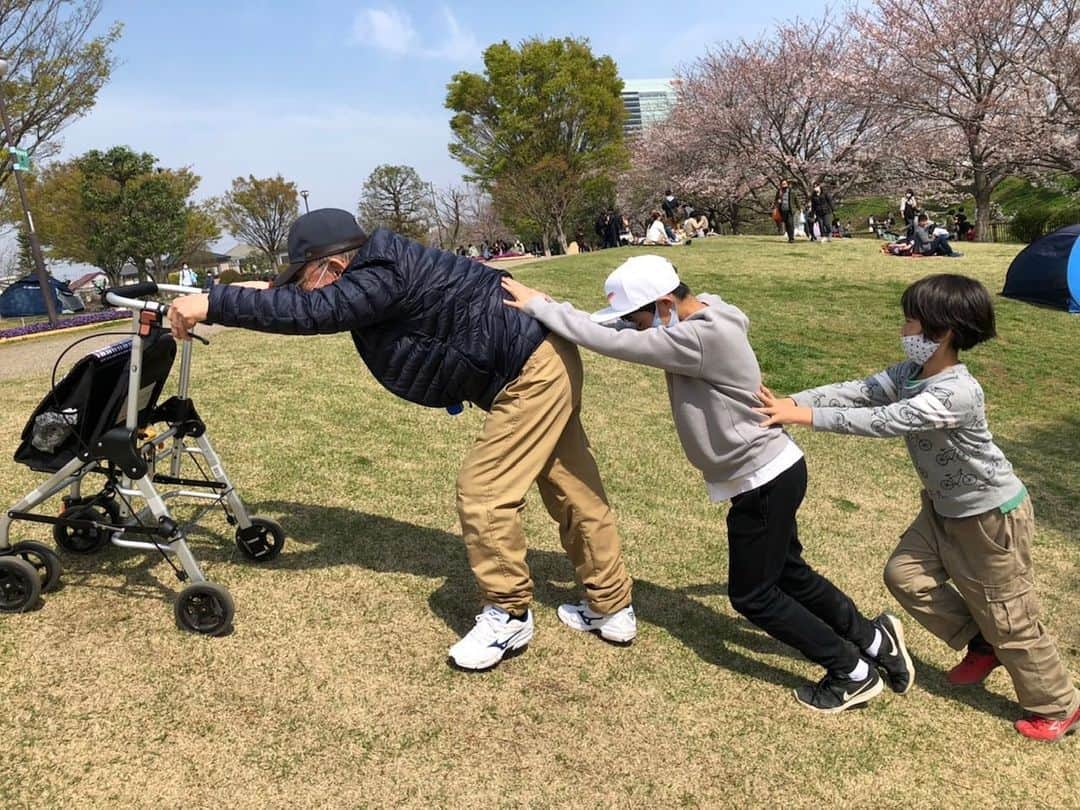 海老名市さんのインスタグラム写真 - (海老名市Instagram)「おはようございます。 今週も頑張っていきましょう！  「#好きです海老名」に応募があった作品  タイトル：助け合い 場所：三川公園 コメント：坂を上るおじいちゃんを手伝いました  #好きです海老名 #住みたい住み続けたいまち海老名 #海老名 #神奈川 #ebina  #週のはじめ #月曜日 #写真募集 #春 #３月 #三川公園 #桜 #助け合い」3月20日 8時57分 - ebina_official