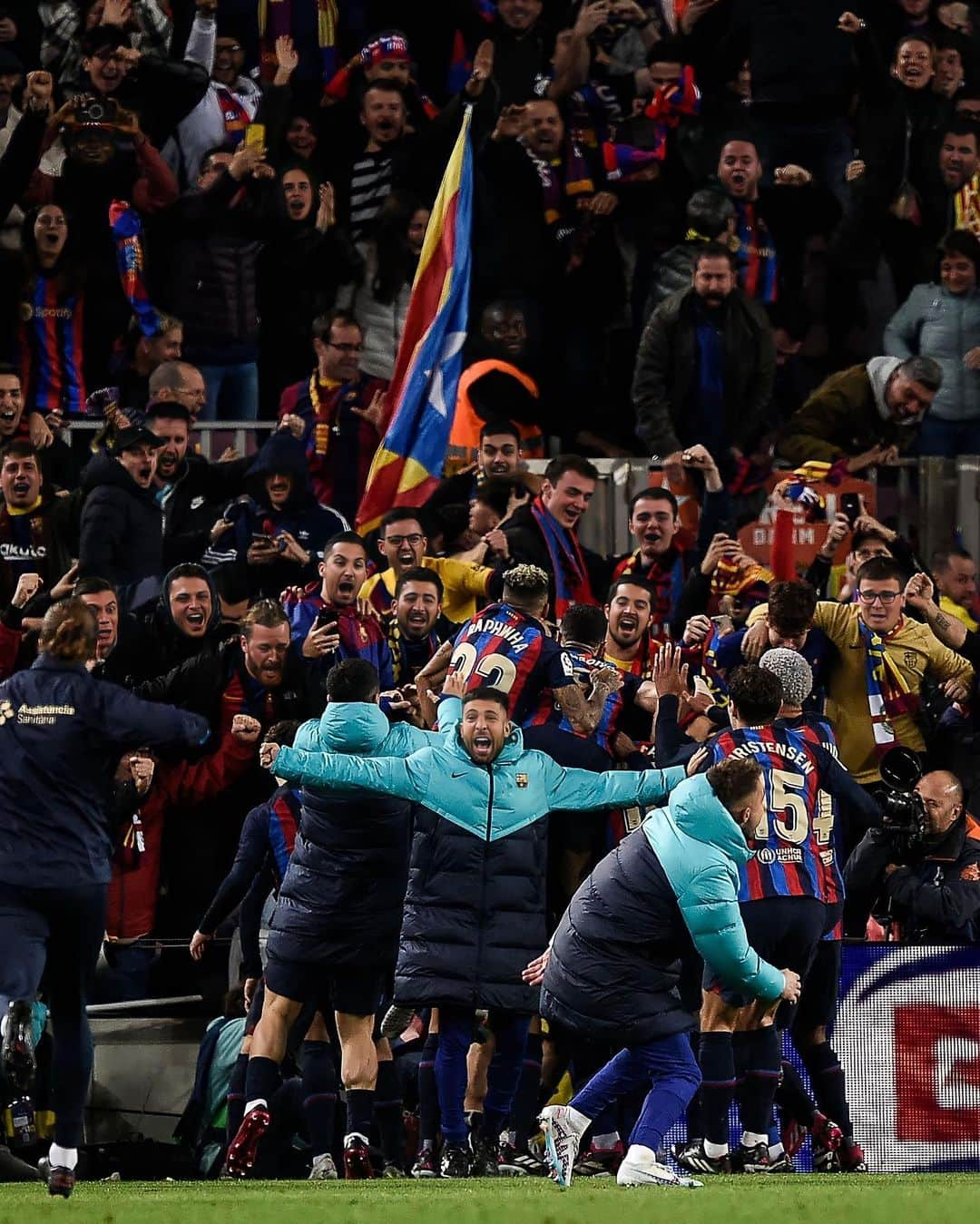 ジョルディ・アルバさんのインスタグラム写真 - (ジョルディ・アルバInstagram)「¡Vaya noche hemos vivido en el Spotify Camp Nou! Siempre juntos. 💪🏼🤩💙❤️ #forçabarça #elclásico」3月20日 8時59分 - jordialbaoficial