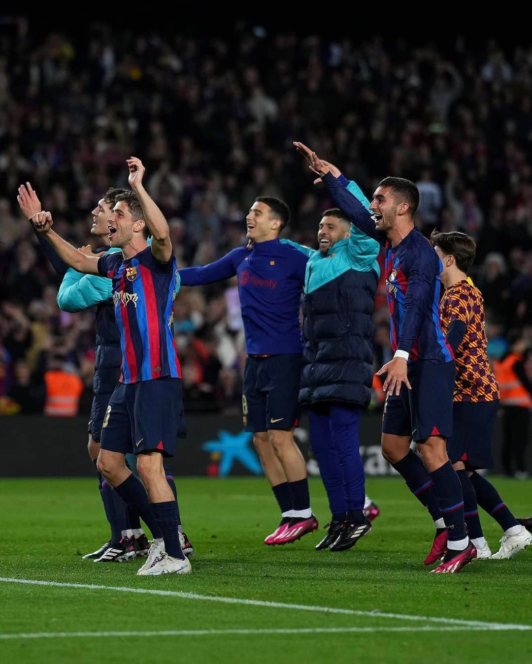 ジョルディ・アルバさんのインスタグラム写真 - (ジョルディ・アルバInstagram)「¡Vaya noche hemos vivido en el Spotify Camp Nou! Siempre juntos. 💪🏼🤩💙❤️ #forçabarça #elclásico」3月20日 8時59分 - jordialbaoficial