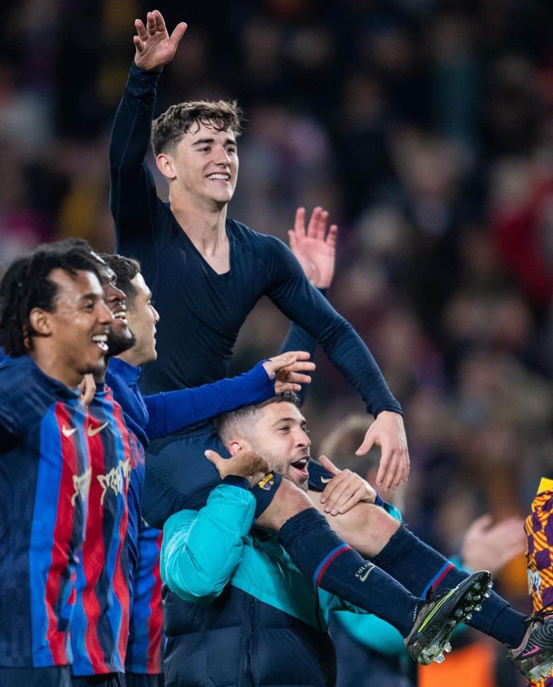 ジョルディ・アルバさんのインスタグラム写真 - (ジョルディ・アルバInstagram)「¡Vaya noche hemos vivido en el Spotify Camp Nou! Siempre juntos. 💪🏼🤩💙❤️ #forçabarça #elclásico」3月20日 8時59分 - jordialbaoficial