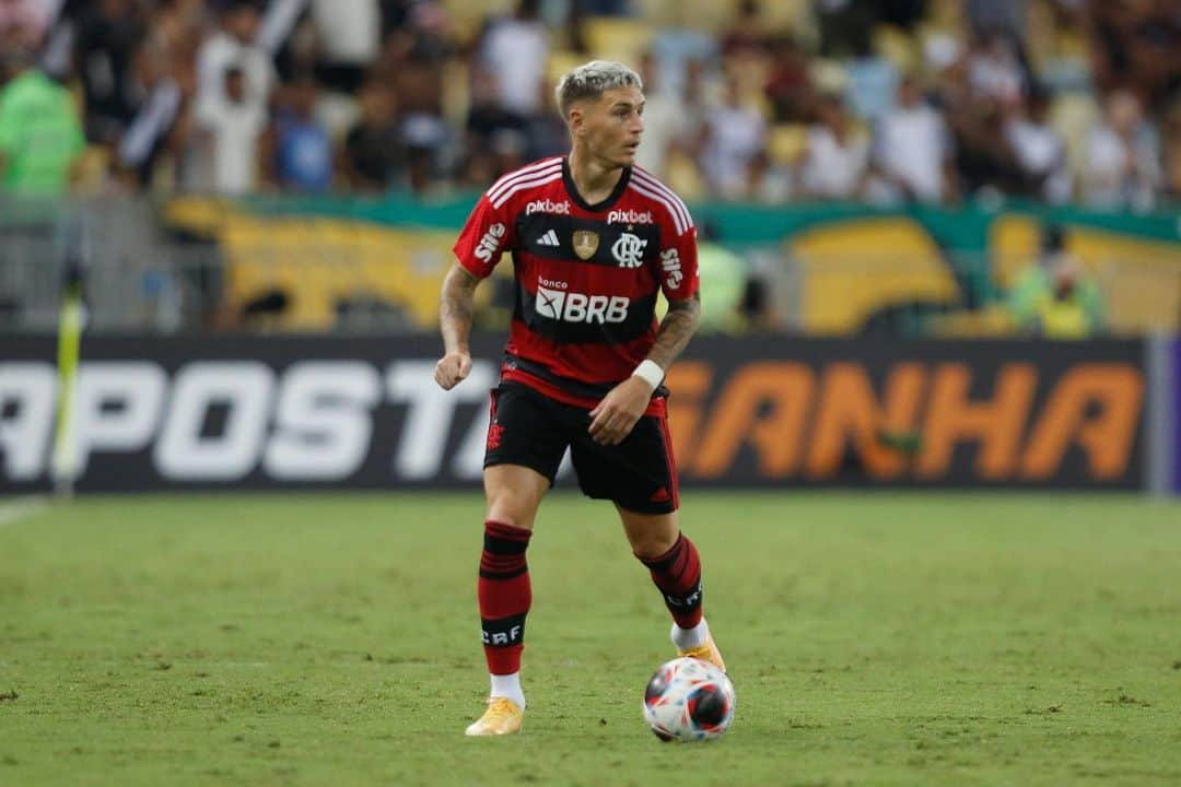 ギジェルモ・バレラのインスタグラム：「Gran esfuerzo de Todos..y que lindo es jugar para @flamengo 😍❤️」