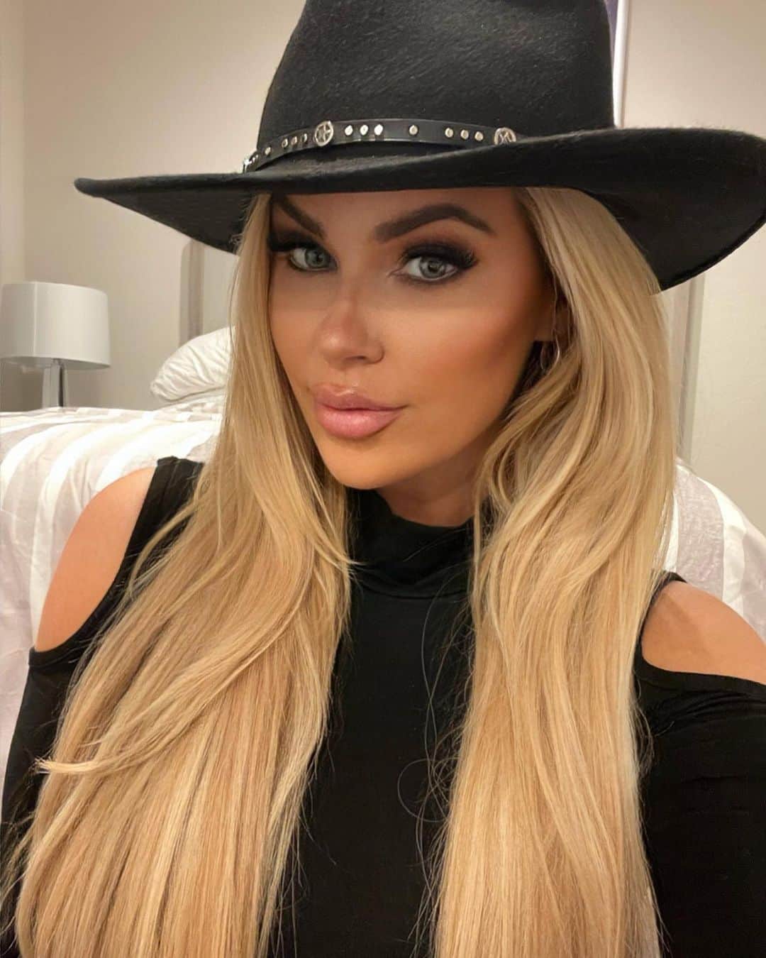 ジェサ・ヒントンのインスタグラム：「Still can’t believe it’s normal for cowboy hats to be $350 and up.  Not this one. This hat was $70 and still hurt my heart to buy it 😂💀」