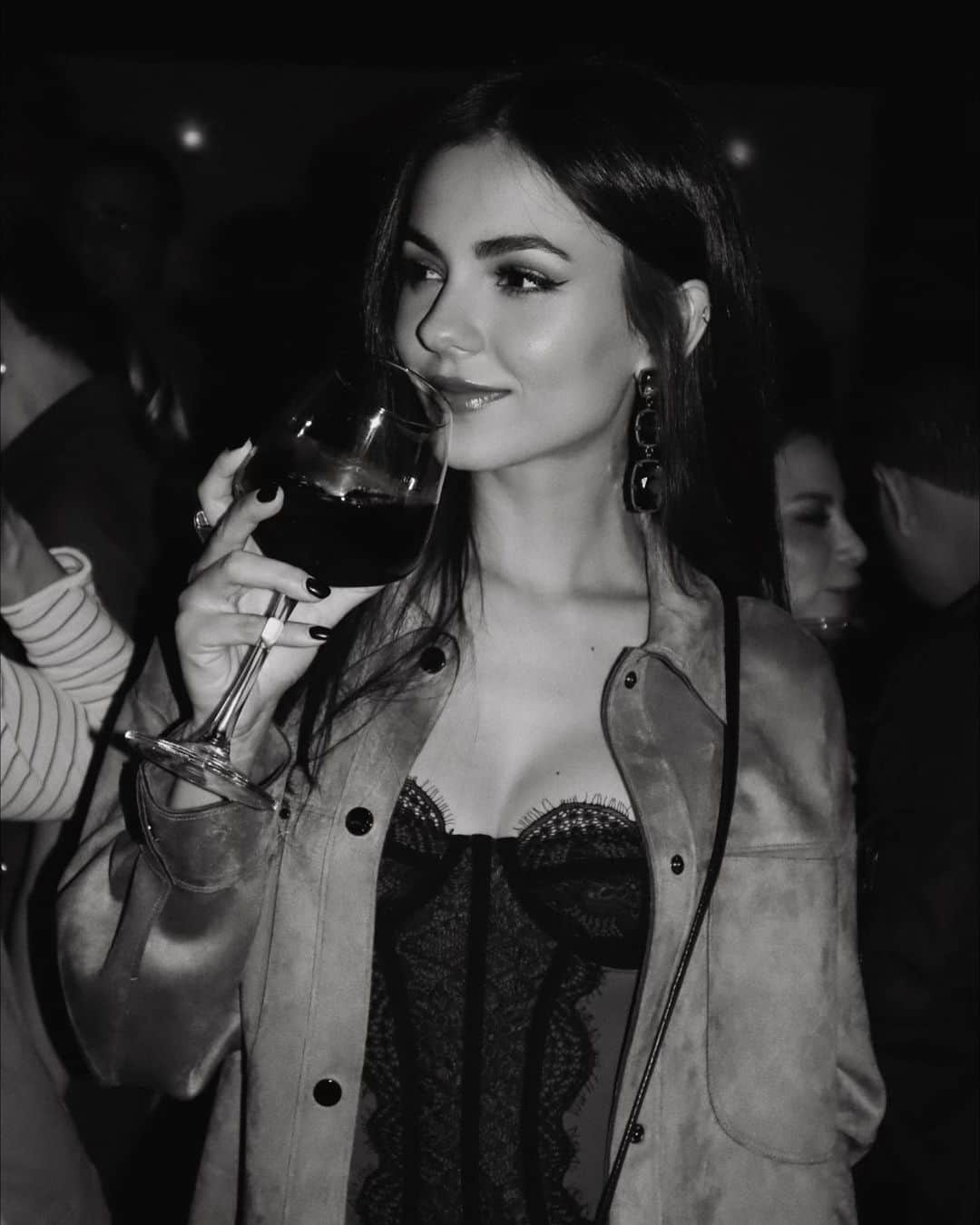 ヴィクトリア・ジャスティスのインスタグラム：「The other night in black & white 🖤 Swipe to the end for my new fave pic of me!  📸 : @madmaven」
