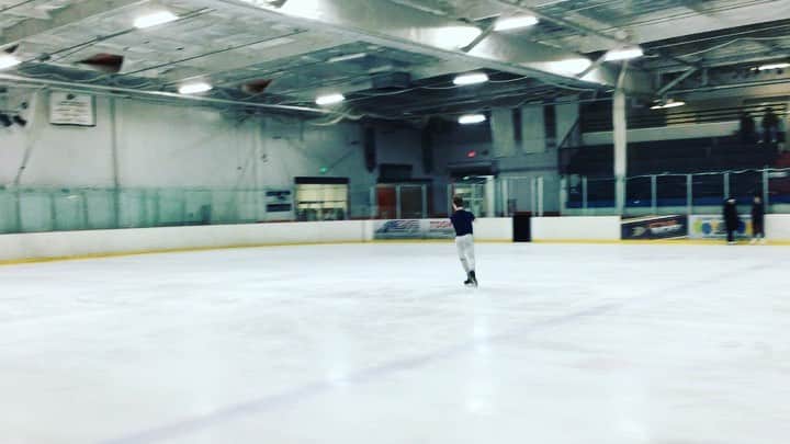 ジョナサン・カサーのインスタグラム：「Nice to have skaters come back home for spring break!  Check out the progression from now back to the start of the season.  So proud of my student Max, he over came injury and successfully performed 4T, 8 times in competition this season! Outstanding! Now off at University he’s still training and keeps getting better!  #goals #figureskating #quadtoe #tripleaxel #competition #hardwork #olympics #losangeles #training #technique #frankcarroll」