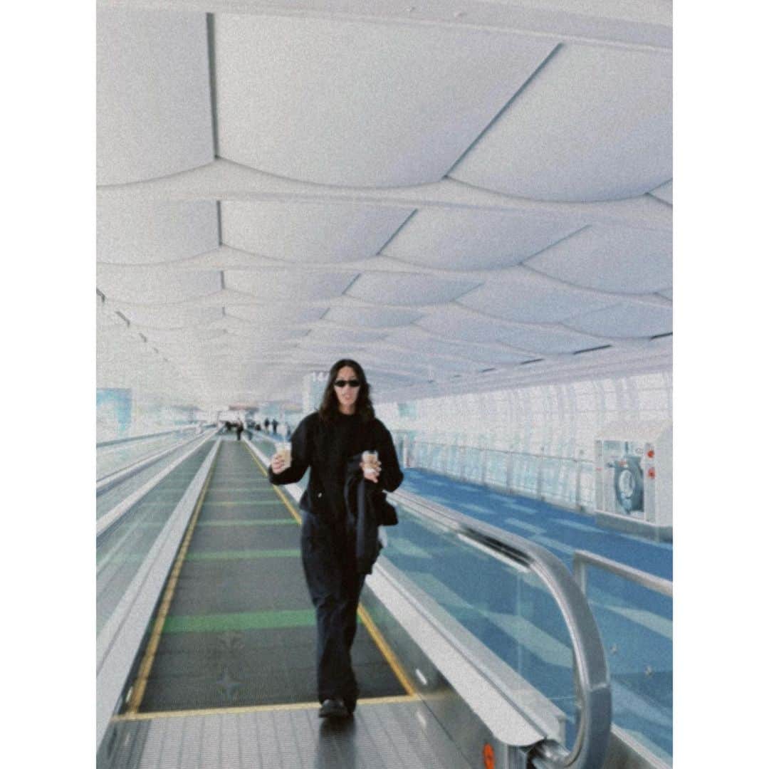 紗栄子さんのインスタグラム写真 - (紗栄子Instagram)「月曜日始まったね！  私は今日から海外出張です✈️  朝からトラブル続きでしたが、(カメラマンチームが空港に向かう高速でエンスト🚗、スタイリストマキコがパスポートを忘れ🛂)、なんとかみんな無事に機内に乗り込むことができました🙌🏻  なので撮影も無事に遂行できそう🫰🏻✨📸❤️  誰かが大変な時、笑い飛ばすくらいの余裕を持って一緒に柔軟に対応していけば、乗り越えられた時にはトラブルだって楽しい思い出になるよね🫶🏻🥰✨👭💕  それにしても、空港で全力で走る大人、久しぶりにみました🫢w💔w  そんな感じで、初っ端から慌ただしいですが、愛すべき仲間と共に素敵な作品撮りに行ってきます🥰✈️✨  また着いたらインスタアップするので、みんなも一緒に旅行行った気分で楽しんでね😉👋🏻🌸✨✈️」3月20日 9時20分 - saekoofficial