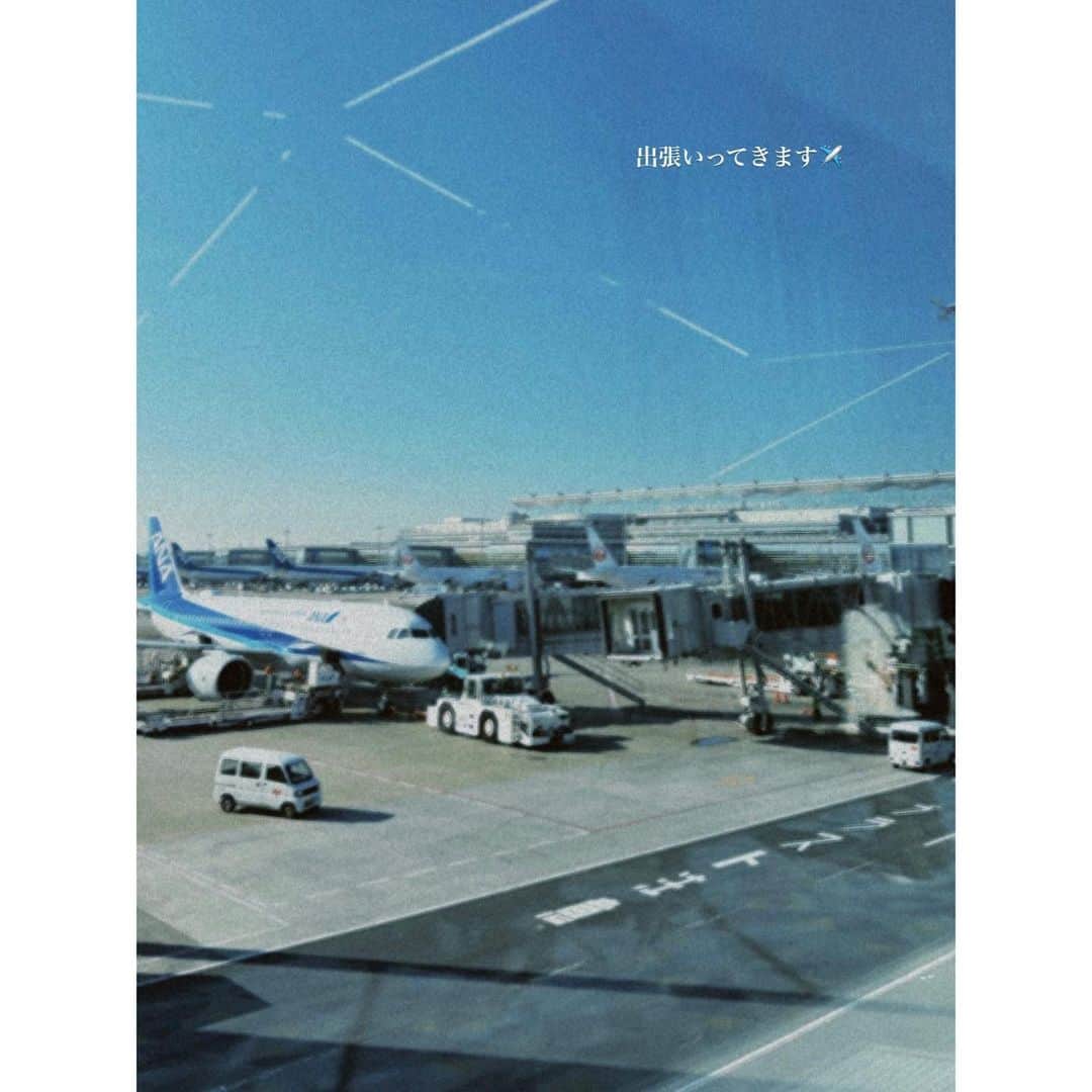 紗栄子さんのインスタグラム写真 - (紗栄子Instagram)「月曜日始まったね！  私は今日から海外出張です✈️  朝からトラブル続きでしたが、(カメラマンチームが空港に向かう高速でエンスト🚗、スタイリストマキコがパスポートを忘れ🛂)、なんとかみんな無事に機内に乗り込むことができました🙌🏻  なので撮影も無事に遂行できそう🫰🏻✨📸❤️  誰かが大変な時、笑い飛ばすくらいの余裕を持って一緒に柔軟に対応していけば、乗り越えられた時にはトラブルだって楽しい思い出になるよね🫶🏻🥰✨👭💕  それにしても、空港で全力で走る大人、久しぶりにみました🫢w💔w  そんな感じで、初っ端から慌ただしいですが、愛すべき仲間と共に素敵な作品撮りに行ってきます🥰✈️✨  また着いたらインスタアップするので、みんなも一緒に旅行行った気分で楽しんでね😉👋🏻🌸✨✈️」3月20日 9時20分 - saekoofficial