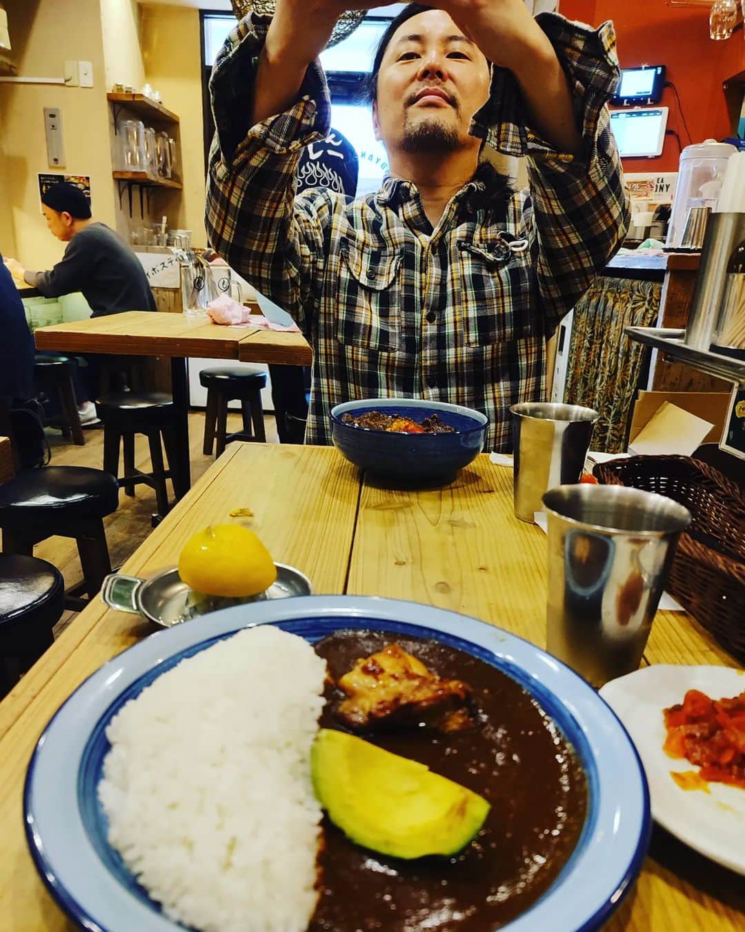 KEIのインスタグラム：「帰ってきた　#インスタおじさん飯 カレーを撮る俺を撮るおじ。」