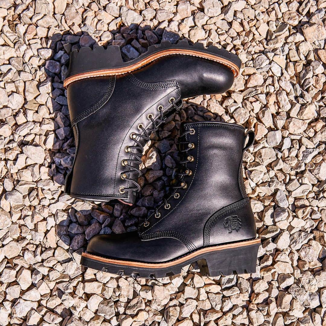 チペワのインスタグラム：「Step into durability and comfort with the Baldor Logger! 🔨   Designed to handle any task, these steel toe boots are perfect for the hardworking individual.   Style: #73020   Shop this style with Shoebacca today by clicking the link in our bio!  #Chippewa #ChippewaBoots #MensBoots #WorkBoots #LoggerBoots #MensWorkBoots #SteelToe #TheBestByFar」