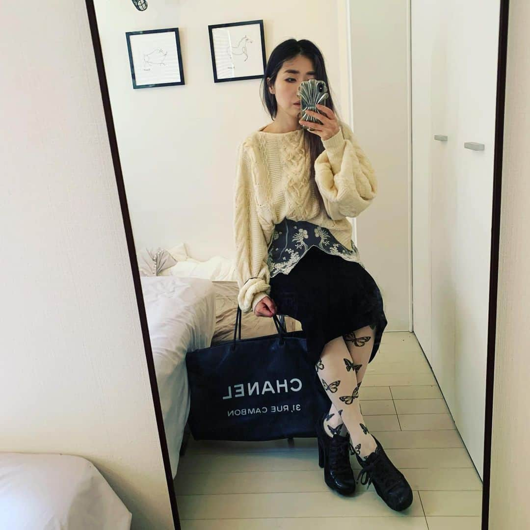 峰なゆかさんのインスタグラム写真 - (峰なゆかInstagram)「通院 もこもこニット　#mamekurogouchi  レース付きスカート　#mamekurogouchi  蝶々タイツ　#109 デカいバッグ　#chanel  ヒールスニーカー　#puma #sergiorossi  #ootd #通院」3月20日 9時38分 - minenayuka