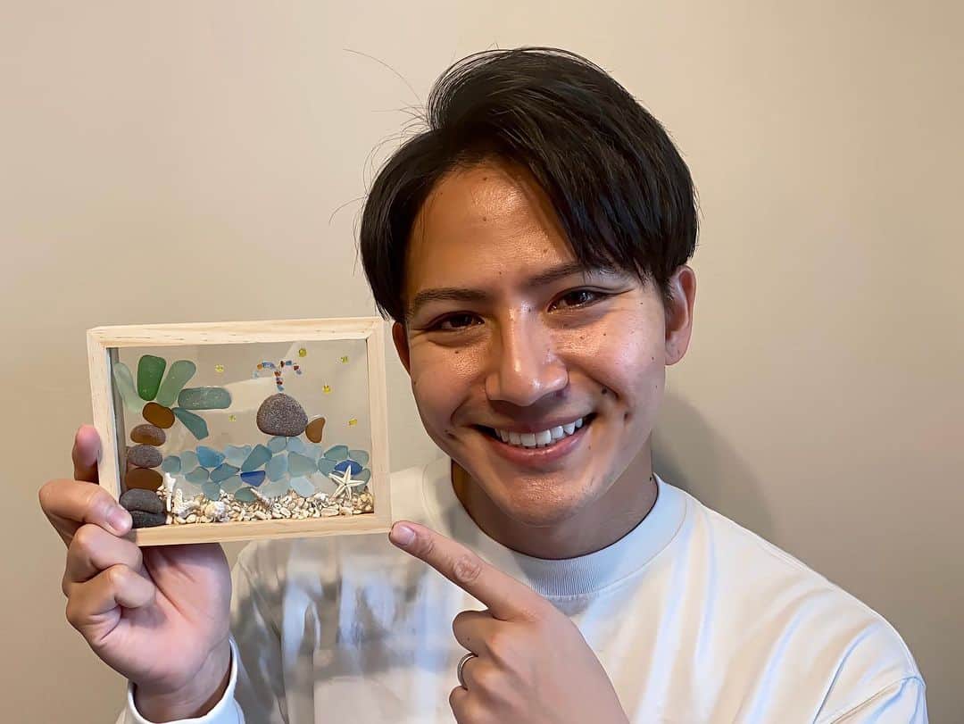 フジテレビアナウンサーのインスタグラム：「海岸で目にするキラキラした、アレ！ 拾ってみたことはありませんか？ 今回は、シーグラスでアートフレームを作りました。 色も形も唯一無二の一点もの！ ぜひあなただけの作品を作ってみては？  #体感サステナWAVE #楽しくアクションSDGs #シーグラス #フジテレビアナウンサー #安宅晃樹」