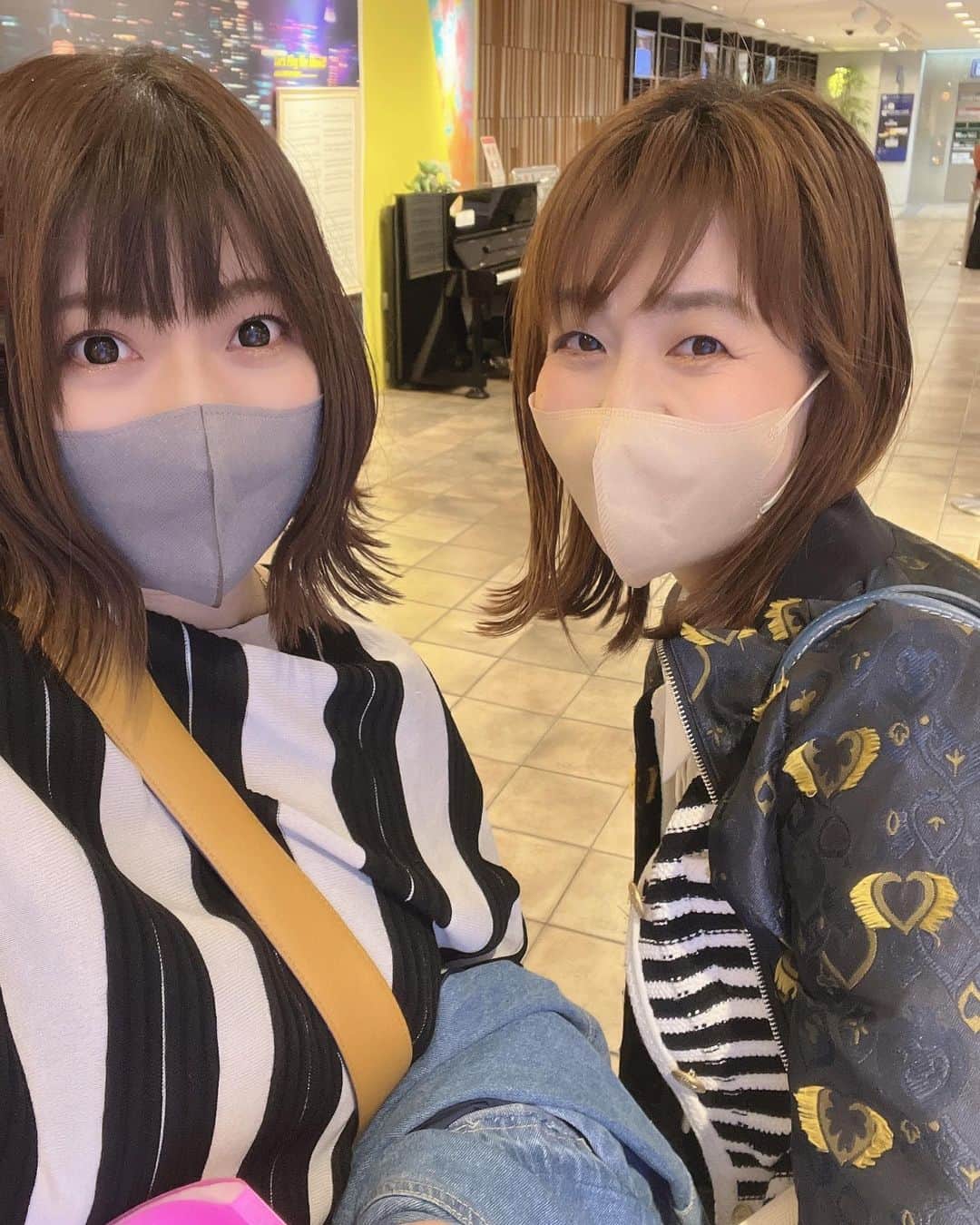 鈴華ゆう子のインスタグラム：「渋谷歩いてたらストリートピアノがあったからノリで弾いた。たまちゃんと連弾で即興トルコ行進曲のアレンジからの千本桜。後半は、思わず思い切り歌ってたら観客集まってて拍手いただきましたー！ が、動画まわしておらず。 楽しかったー♪ @tamamihirota  #和楽器バンド #鈴華ゆう子 #ストリートピアノ #広田圭美」