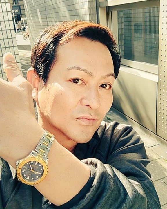 重松隆志のインスタグラム：「お髭も剃って今日から映画の撮影でーす！舞台の余韻じゃないけれど、女の子ものがたりでつけてたコイツが映画でも😁✌️ほな、プーじゃなくて定職に就いた役を演じてきまーーす！！ #女の子ものがたり2023 #映画 #主演  #重松隆志 #ロレックス」