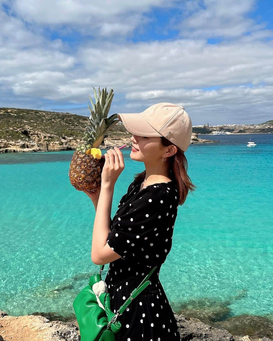 水越愛華のインスタグラム：「📍Comino Island  2度目の週末は朝からフェリーに乗って コミノ島へ🚤💙  曇り予報だったけど晴れてくれて 綺麗な海を眺められました🫧  海大好きだから足だけ入ったけど とんでもなく冷たくて びっくりした🦶(笑)  ちなみに持ってる🍍は まあまあお酒が強かったです🫣笑  その後の地中海料理も美味しかった〜 良い日曜日でした🫶🏻  #malta#cominoisland  #bluelagoon #コミノ島  さてさて！ マルタに来て気付いたら 2週間が経過してもう折り返し！  毎日ほんとに楽しくて ストレスフリーで 生活習慣も整ってます(笑)  朝日で起きるから アラームまだ使ってないの(笑)  後の2週間も 大切に悔いの無いように 過ごします😌💗  #マルタ#マルタ留学 #スマ留」