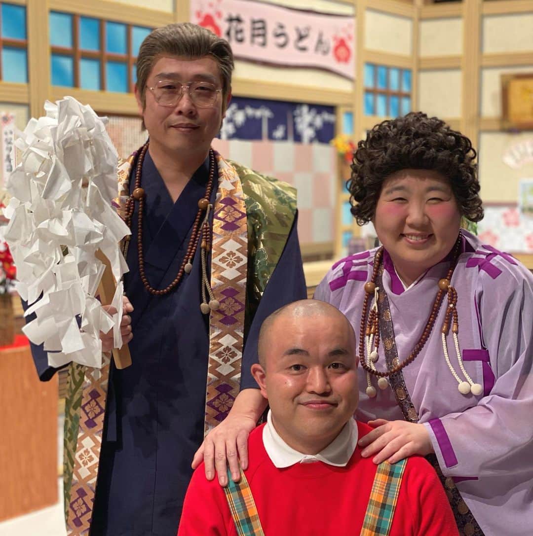 のインスタグラム：「. おはようございます☀  今週も、お互い頑張ろー🫶  写真は、先週の新喜劇の旦那と息子との家族写真よー👨‍👩‍👦 うちの息子は、ダンスキレッキレなのよ‼︎‼︎‼︎  #千葉公平 さん #多和田上人 さん」