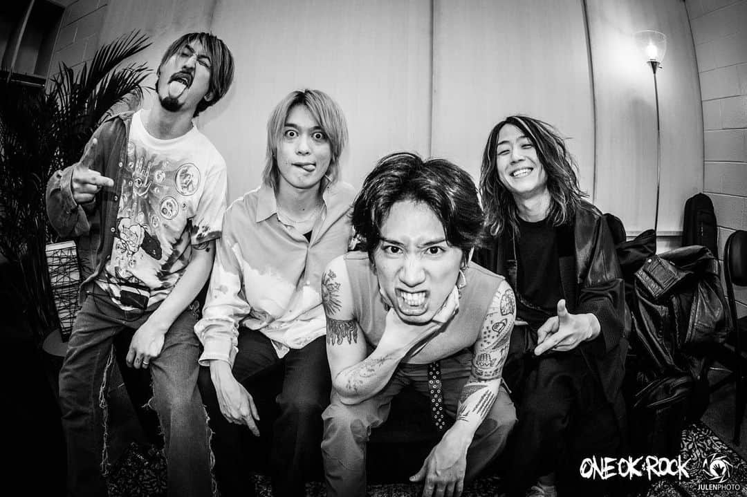 Toru のインスタグラム：「Thank you Philadelphia‼︎ Hope to see you guys soon🇺🇸🇺🇸 Also thanks again @muse @evanescenceofficial  @danjlancaster 📸 @julenphoto  #muse #evanescence #willofthepeople #oneokrock  Next stop→🇯🇵」