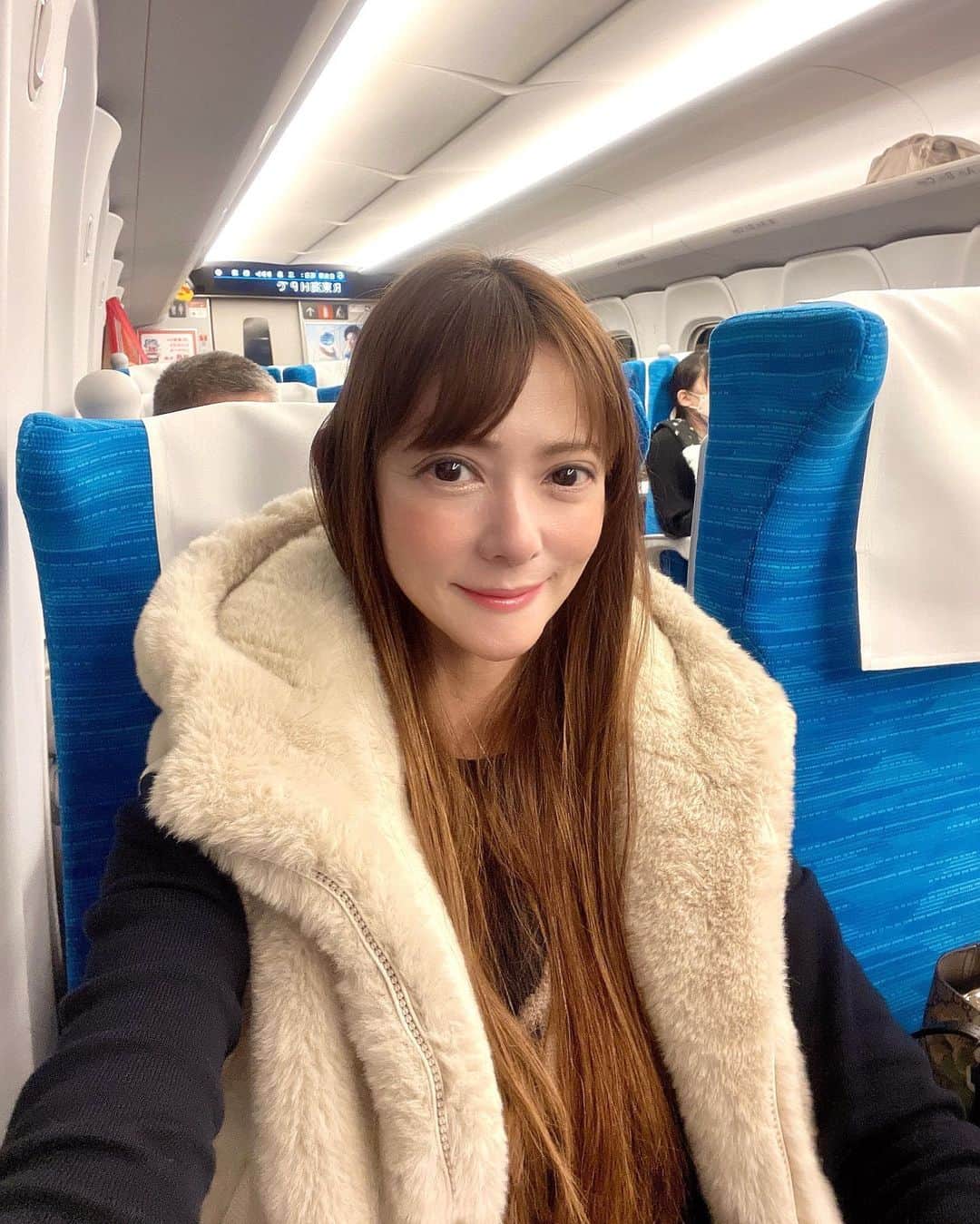 箕輪玖美さんのインスタグラム写真 - (箕輪玖美Instagram)「週末の新幹線は混み混み〜🚅 観光地にも随分活気が戻ってきたかな♪ ・ ・ 伊豆長岡で家族と待ち合わせて、石のやさんへ♨️ ・ ・ 足元がおぼつかない両親と、部屋風呂で温泉三昧😊 ・ ・ 束の間の親孝行終了✨ また大阪でね☺️  #伊豆長岡 #温泉旅行 #温泉旅館 #石のや伊豆長岡 #部屋露天風呂 #大切な家族 #親孝行旅行 #アラフィフ女子 #箕輪玖美」3月20日 10時14分 - kumi.111