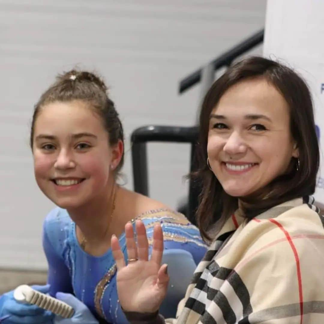 リュボーフィ・イリュシェチキナさんのインスタグラム写真 - (リュボーフィ・イリュシェチキナInstagram)「As I'm guiding my skaters through the training process and competition process,  it allows me to look at the other side of skating from coaching perspective. I learn to plan, to calculate, to find an individual approach to each of my students, to find the right words of support. Provincials have passed and I'm proud of all the progress we've made all together! @suoliwa_carina @oscarino_wang @antonia.maciu @lubov_ilyushechkina   And thankful to my biggest supporter @dean_harrison that follows me and makes my life so bright 😘 @patinageqc」3月20日 10時10分 - lubov_ilyushechkina